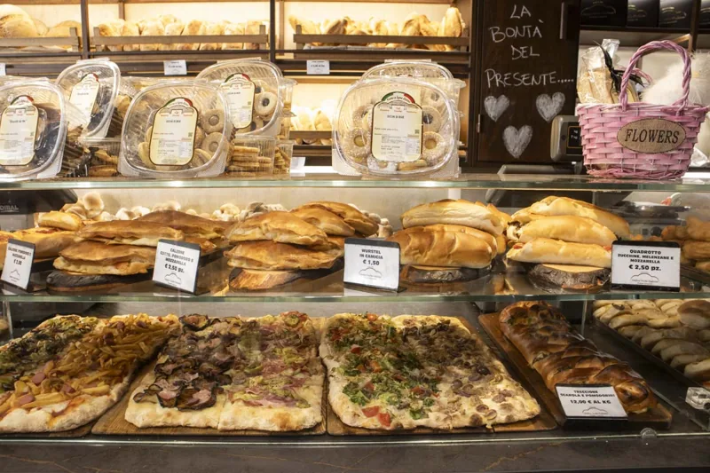 Biscotti e dolci della tradizione nel banco del panificio